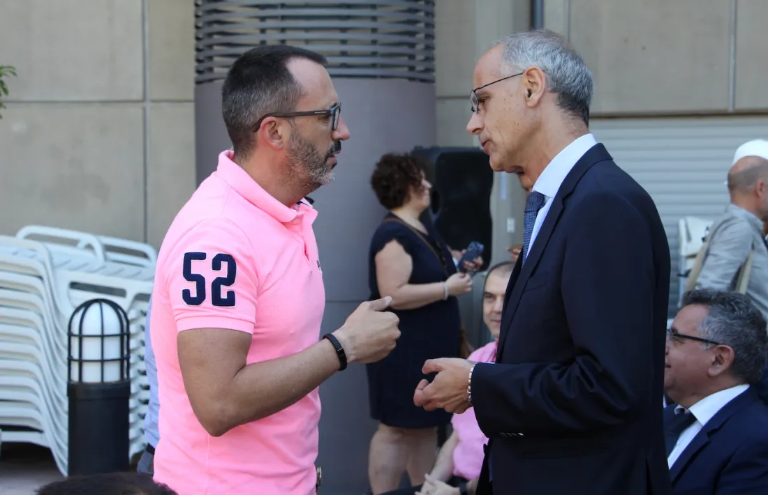  El gerent de l'Acoda, Víctor Filloy, conversa amb el cap de Govern, Toni Martí, en un acte recent.