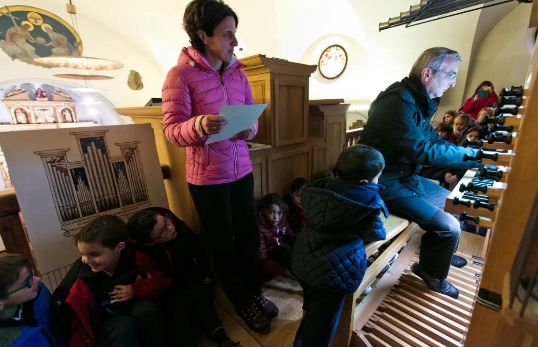 Jornada pedagògica per donar a conèixer als infants l’orgue de l’església parroquial.