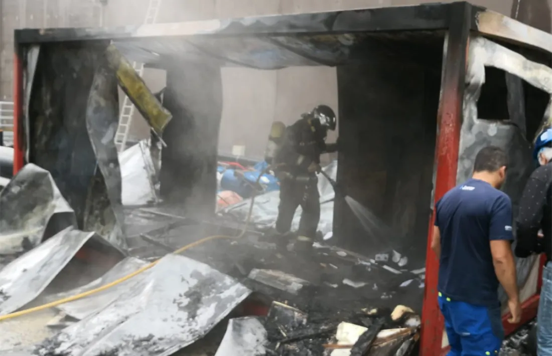 ANA/ Els bombers actuant a l'incendi que ha destruït la caseta contenidor.
