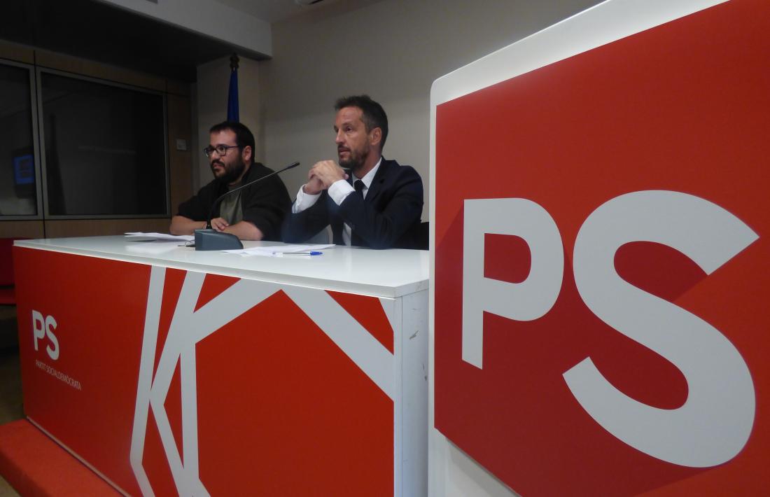 El secretari d’organització del PS, Carles Sánchez, i el conseller general i president de la formació, Pere López, ahir.