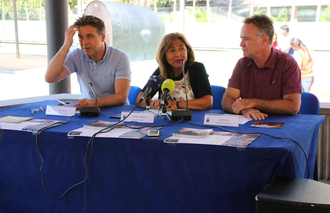La cònsol major, Conxita Marsol; el cònsol menor, Marc Pons, i el cap d'àrea de Cultura, Jan Cartes, presenten la programació de la festa major.