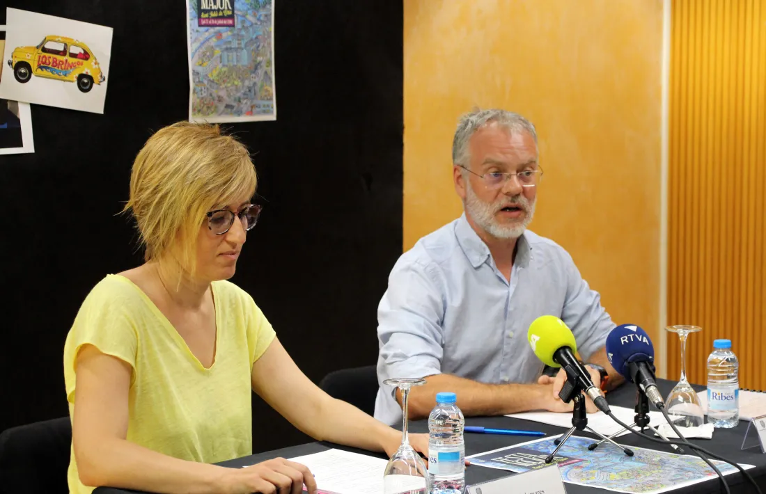 La cap de Cultura del comú de Sant Julià, Elisenda Palomares, i el conseller de Cultura, Josep Roig, anuncien el canvi de Georgie Dann per Los Brincos al concert de diumenge de la festa major.