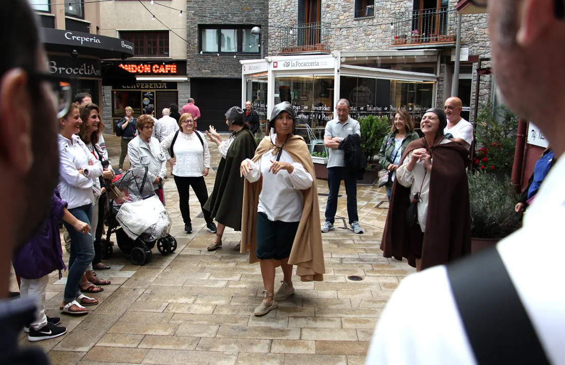 L'inici de la visita teatralitzada al cap del carrer.