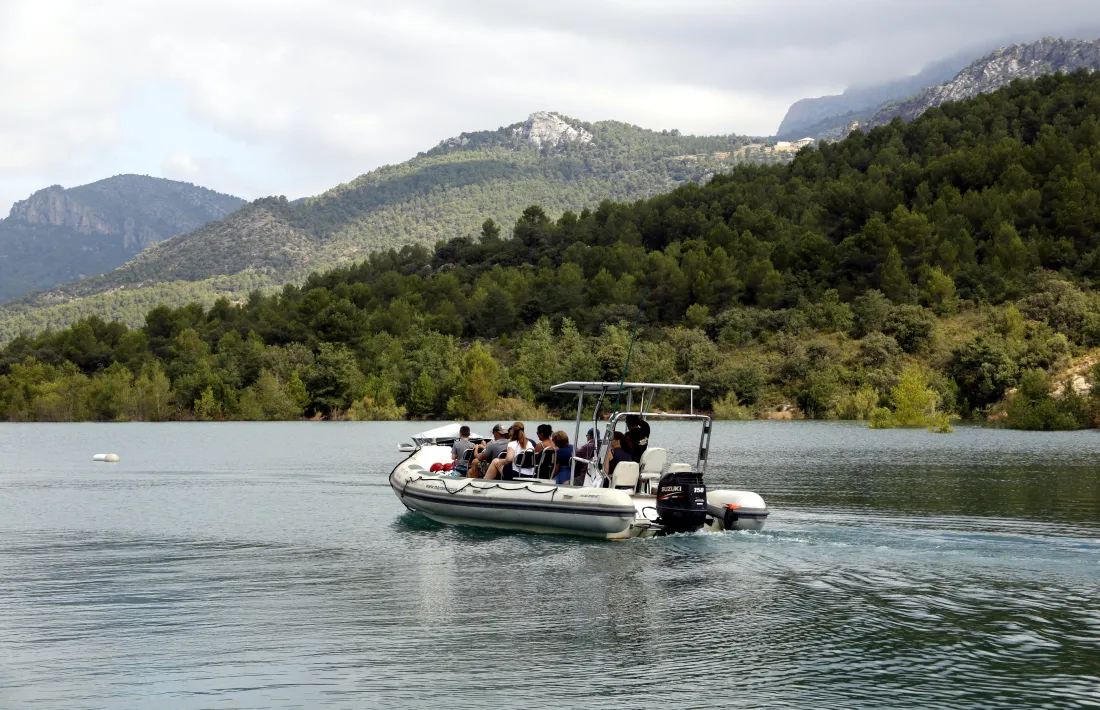 Una embarcació amb turistes navegant pel pantà de Canelles en direcció al Congost de Mont-Rebei, dissabte passat.