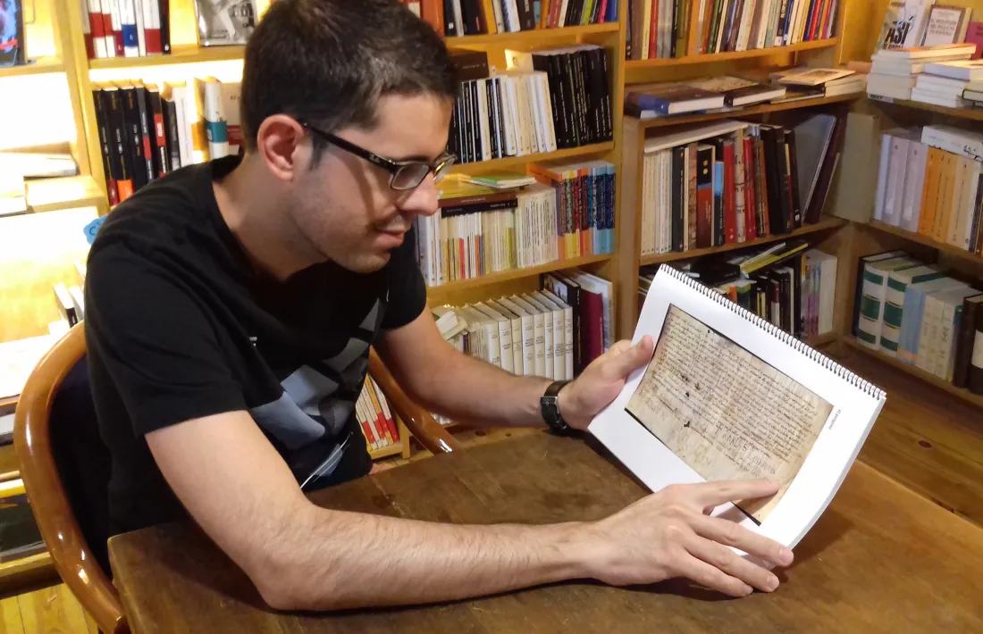 Vergés fulleja un exemplar de l'estudi en què conclou la falsedat de la Carta Pobla i en proposa una nova data: segons ell, va ser elaborada entre el 1133 i el 1166; el Centre d'Estudis Històrics i Politics el presentarà oficialment al setembre i és molt probable que s'acabi publicant.