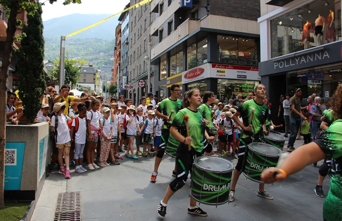 Cercavila que dona inici a la festa major animada pel grup Drum Beat.