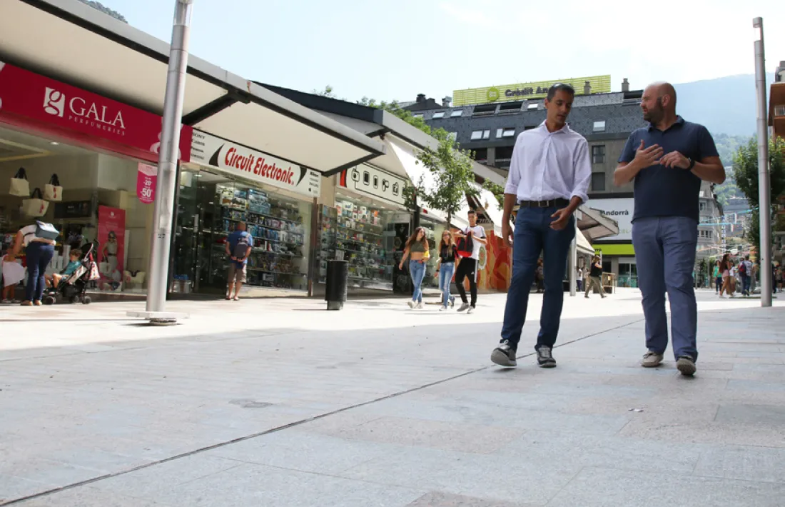 El conseller d’Urbanisme i Serveis, Josep Ramon Tudel, i el cònsol menor, Marc Calvet, a l’avinguda Carlemany, ahir. 