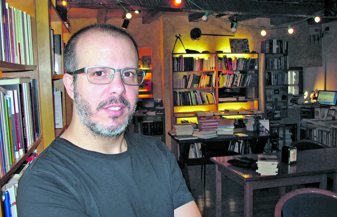 A La Puça, on ja es troben els seus relats (‘Carnaval de sangre’) i la novel·la ‘El rumor de los insectos’, a sis mans amb Puig i Arrabal.