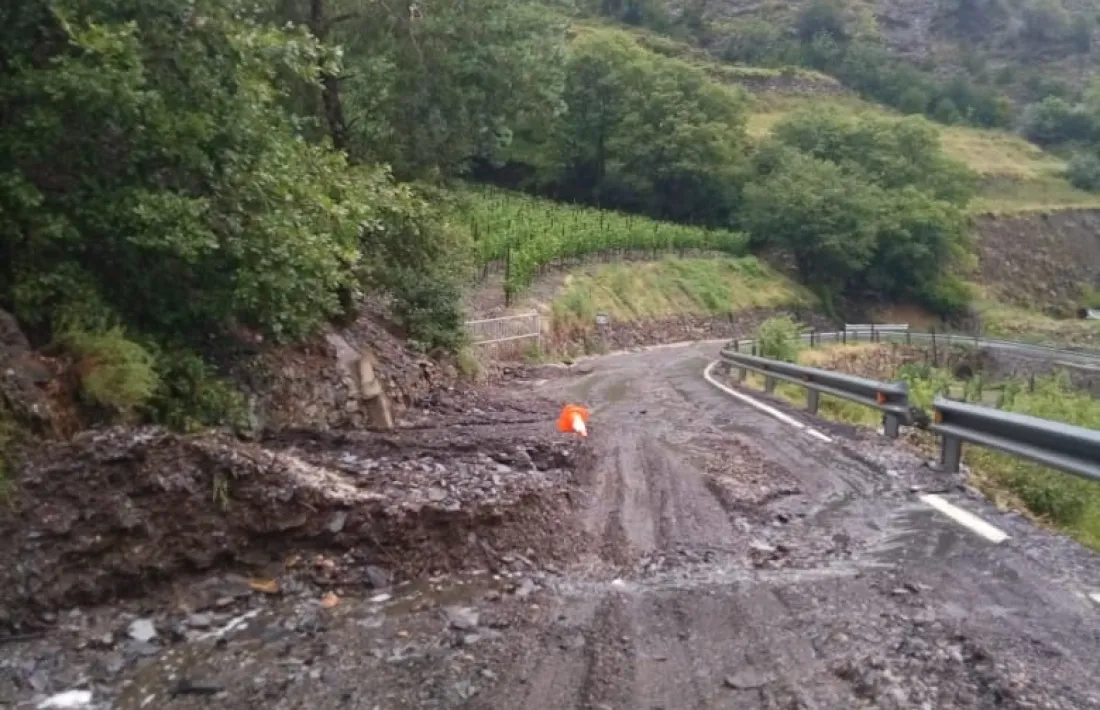 Una de les carreteres de Sant Julià de Lòria afectada per les pluges torrencials d'aquest dimarts.