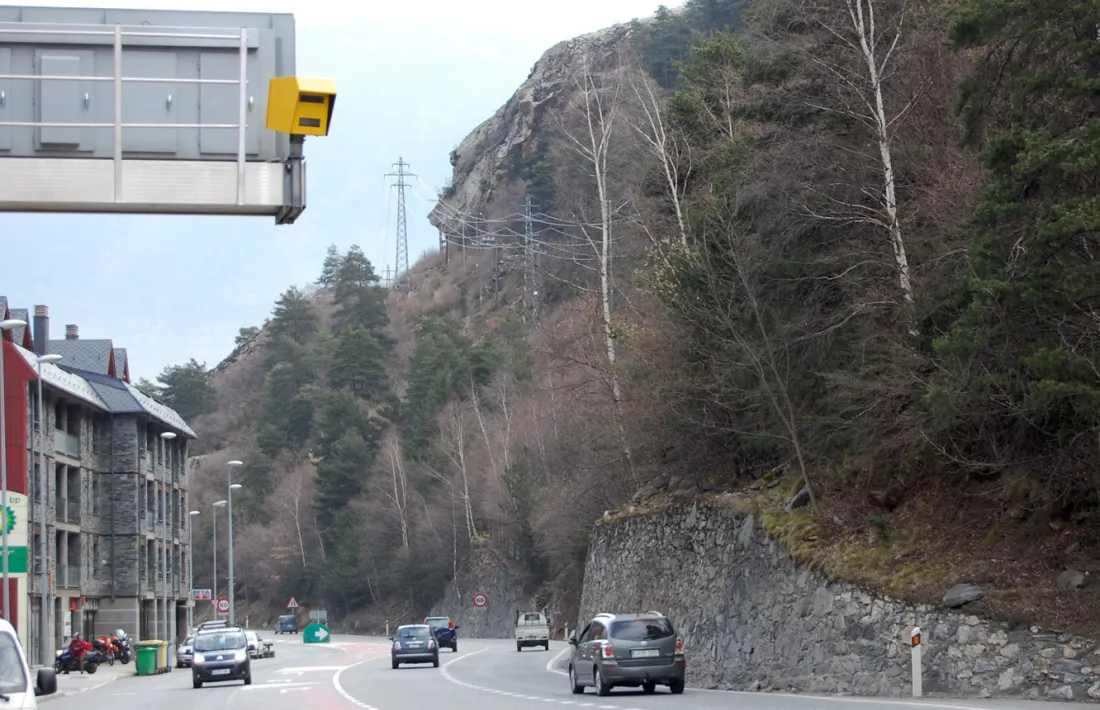 Vehicles circulant a una carretera amb radar.