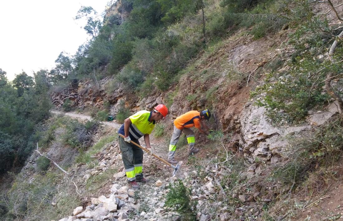 Operaris del Consell Comarcal treballant en la retirada de roques.