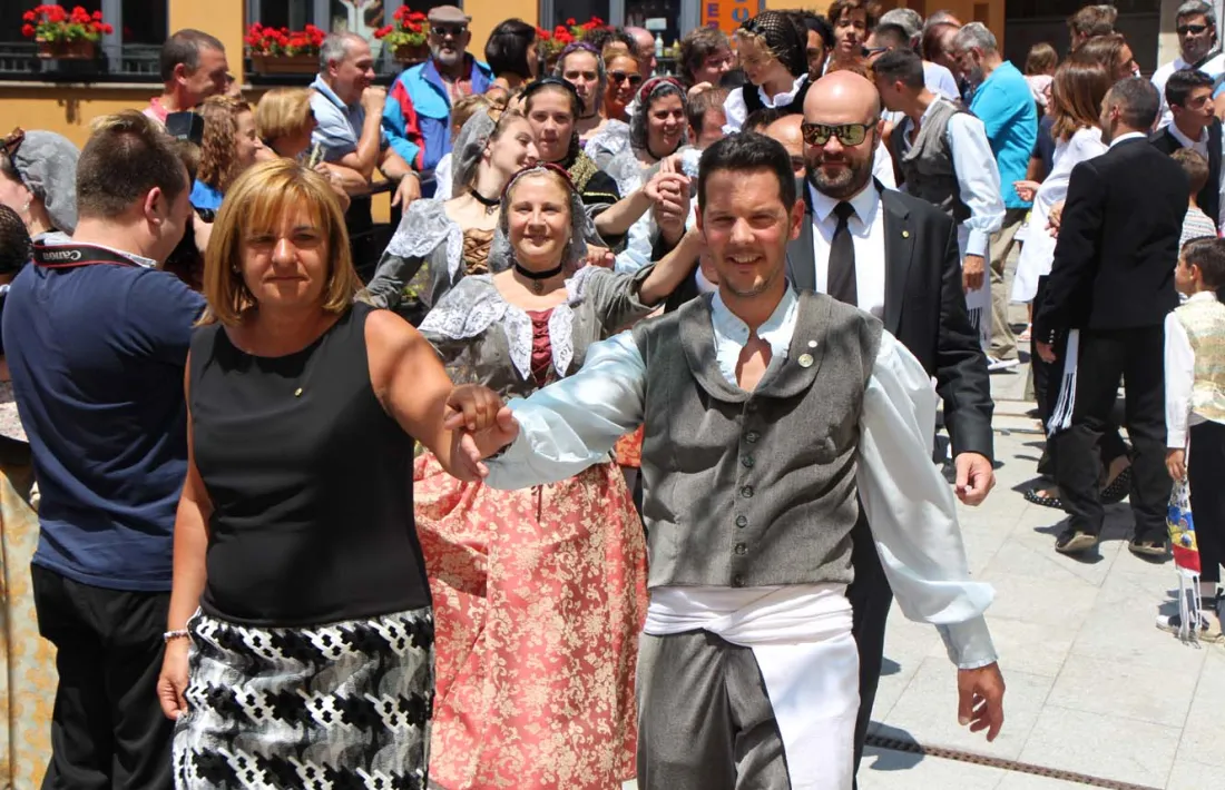 Les autoritats de la parròquia d'Escaldes-Engordany a l'inici del ball de Santa Anna.