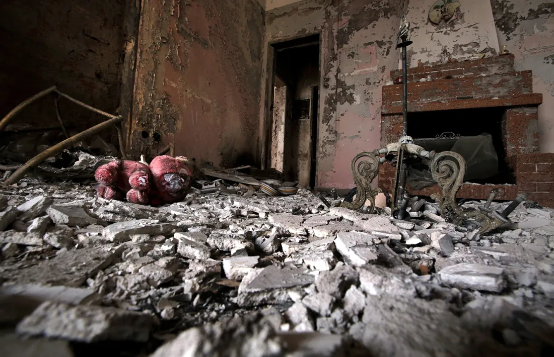 L’interior d’un habitatge destrossat per les flames a Mati (Grècia).