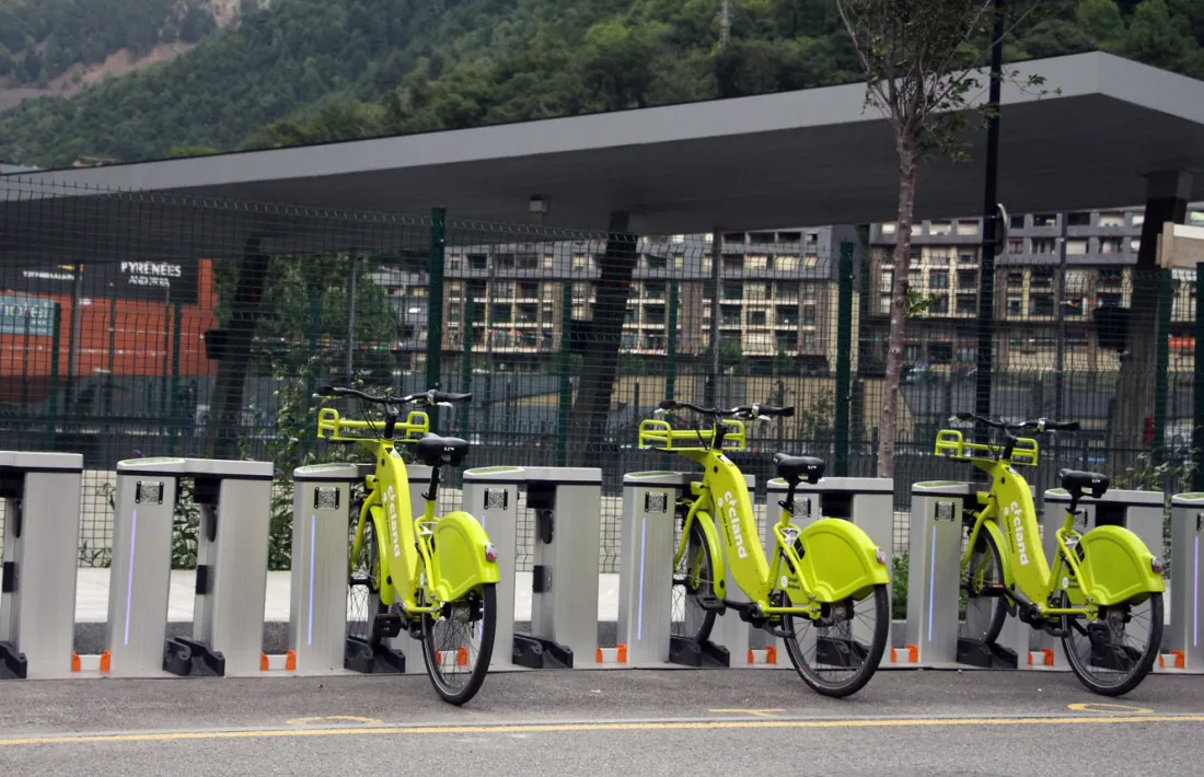 Parada del servei de bicicleta elèctrica compartida Cicland a l'Estació Nacional d'Autobusos.