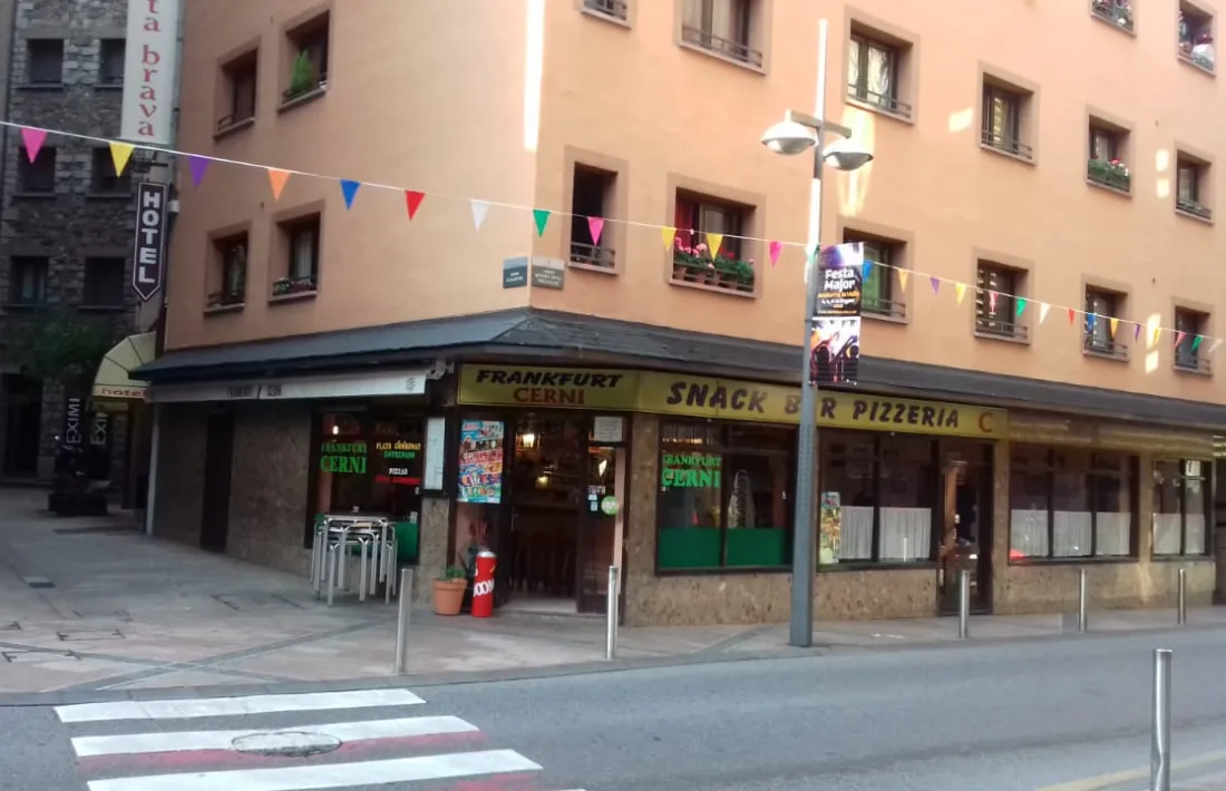 El restaurant es troba al carrer la Llacuna, cantonada amb mossèn Enric Marfany.