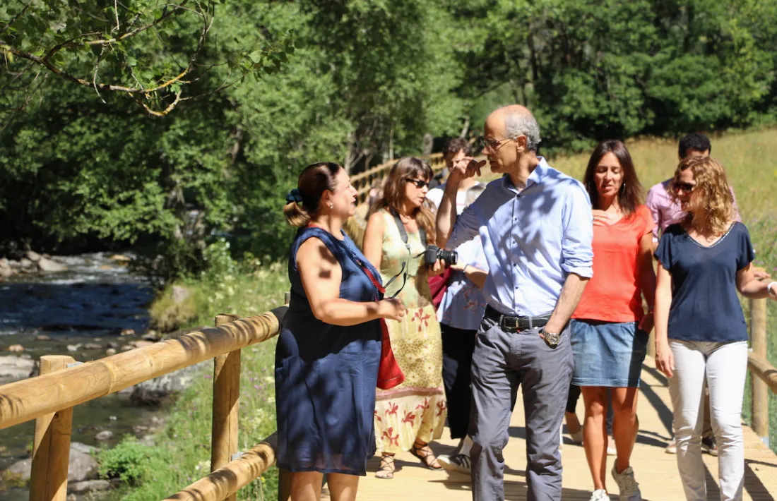 El cap de Govern, Toni Martí, durant la passejada que s'ha fet aquest dilluns al migdia pel nou camí ral entre Ansalonga i la Cortinada.