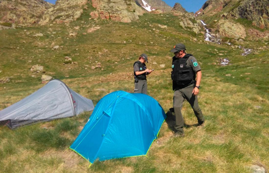 Agents rurals fent una inspecció al Parc Natural de l'Alt Pirineu