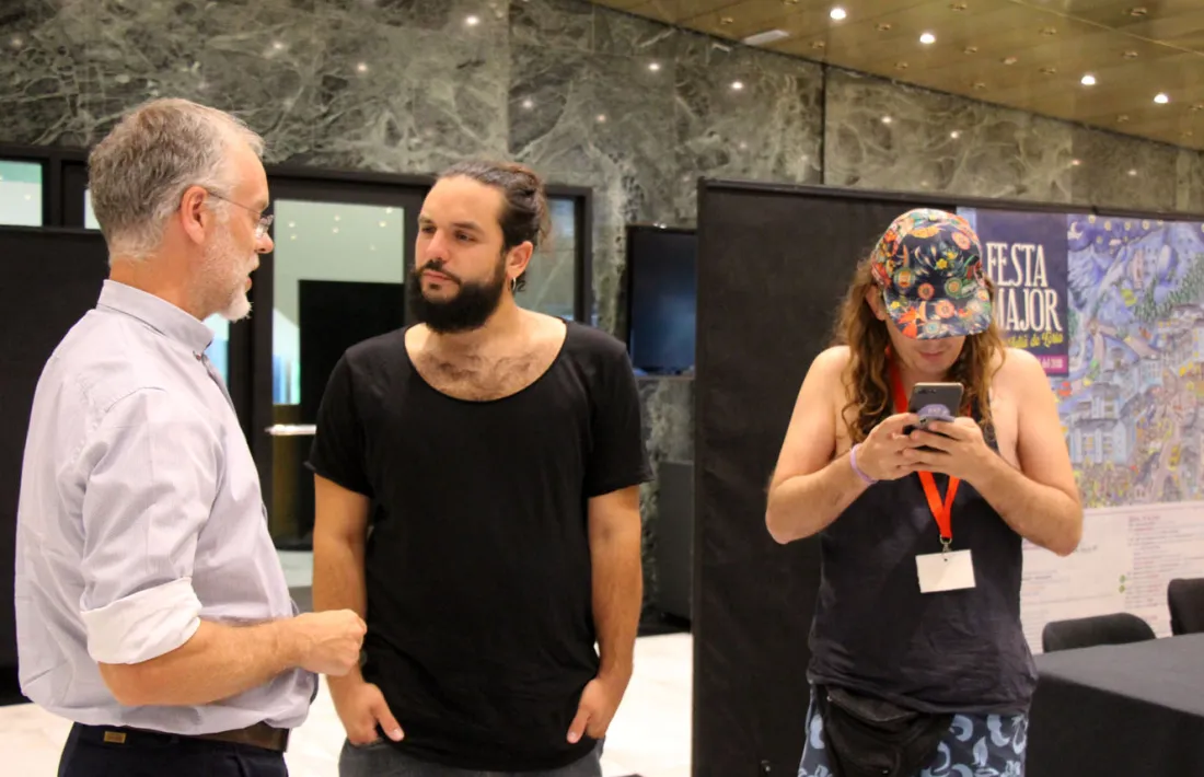 El baixista d'Itaca Band, Kel Sangüesa, i el cantant de Buhos, Guillem Solé, junt amb el conseller de Cultura Josep Roig.