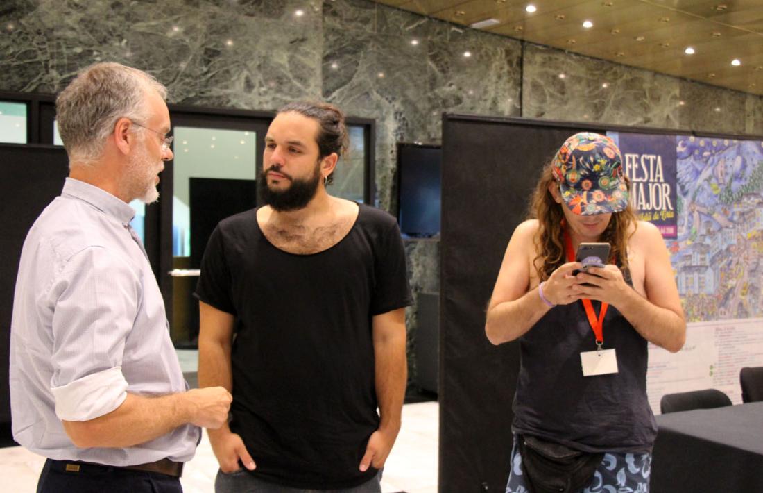 El baixista d'Itaca Band, Kel Sangüesa, i el cantant de Buhos, Guillem Solé, junt amb el conseller de Cultura Josep Roig.