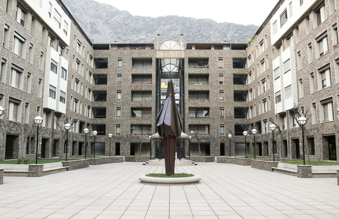 ‘Maternitat’, de Subirà-Puig, al pati interior de Prada Casadet, a la capital, 