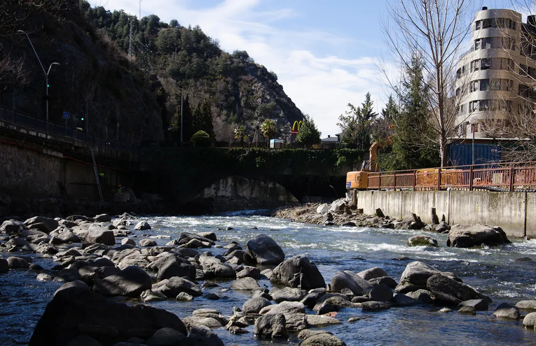 El riu Valira al seu pas per Sant Julià.