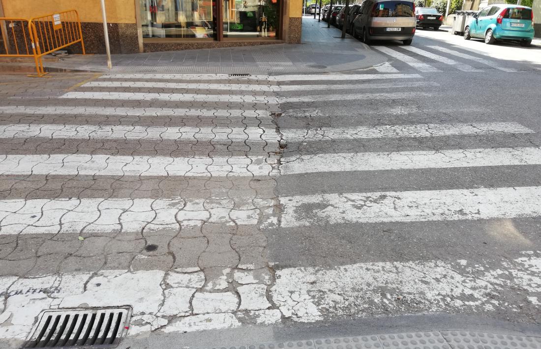 Un dels carrers de la Seu d’Urgell pendent de ser asfaltat.