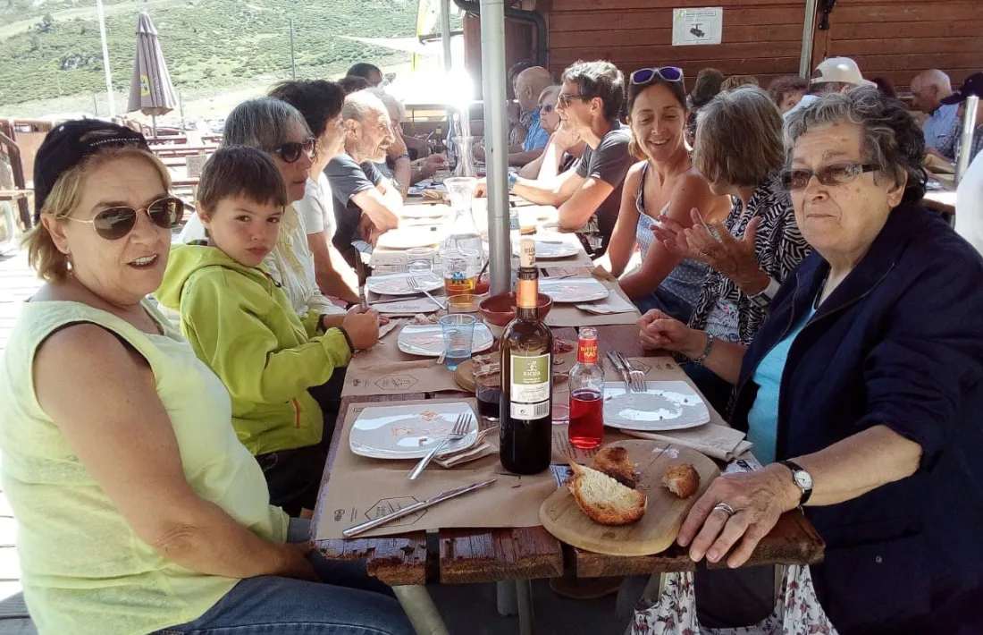 Els padrins de la parròquia, durant un àpat amb les autoritats a la Coma del Forat, organitzat per la Casa Pairal.