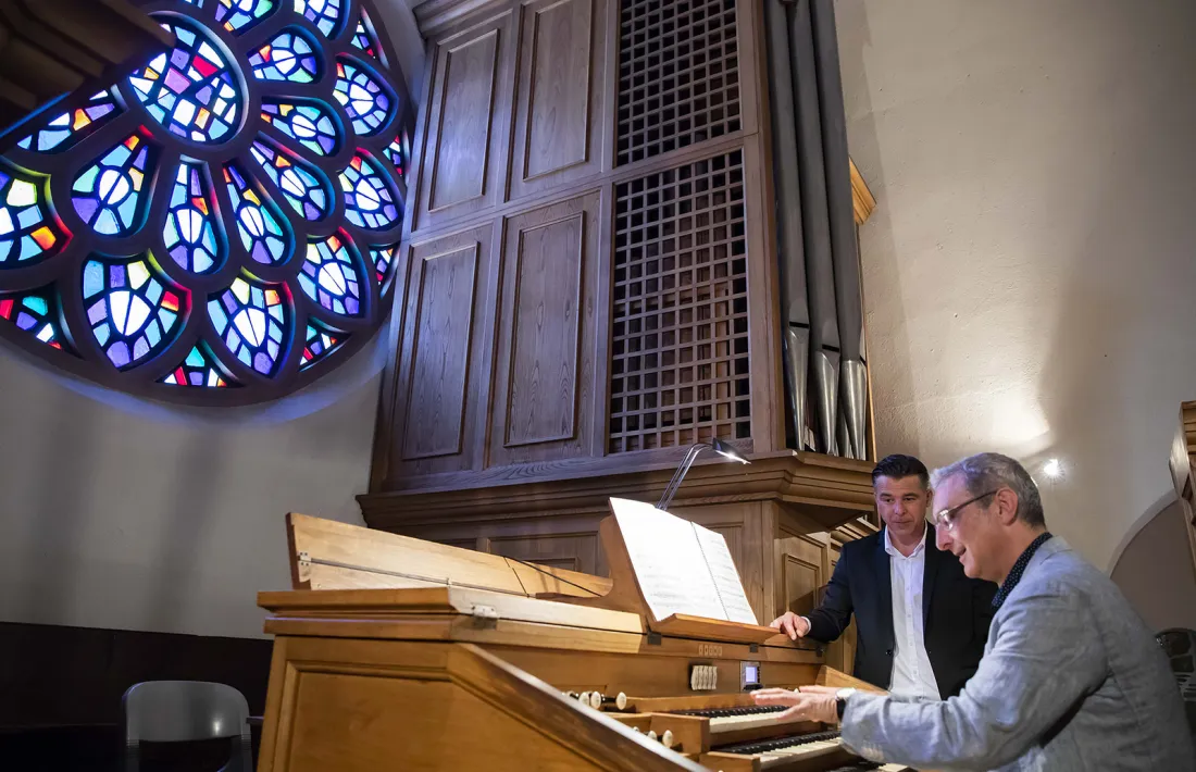 El director artístic del festival, Ignacio Ribas, al teclat de l’orgue de Sant Pere màrtir, sota la mirada del cònsol menor, Marc Pons.