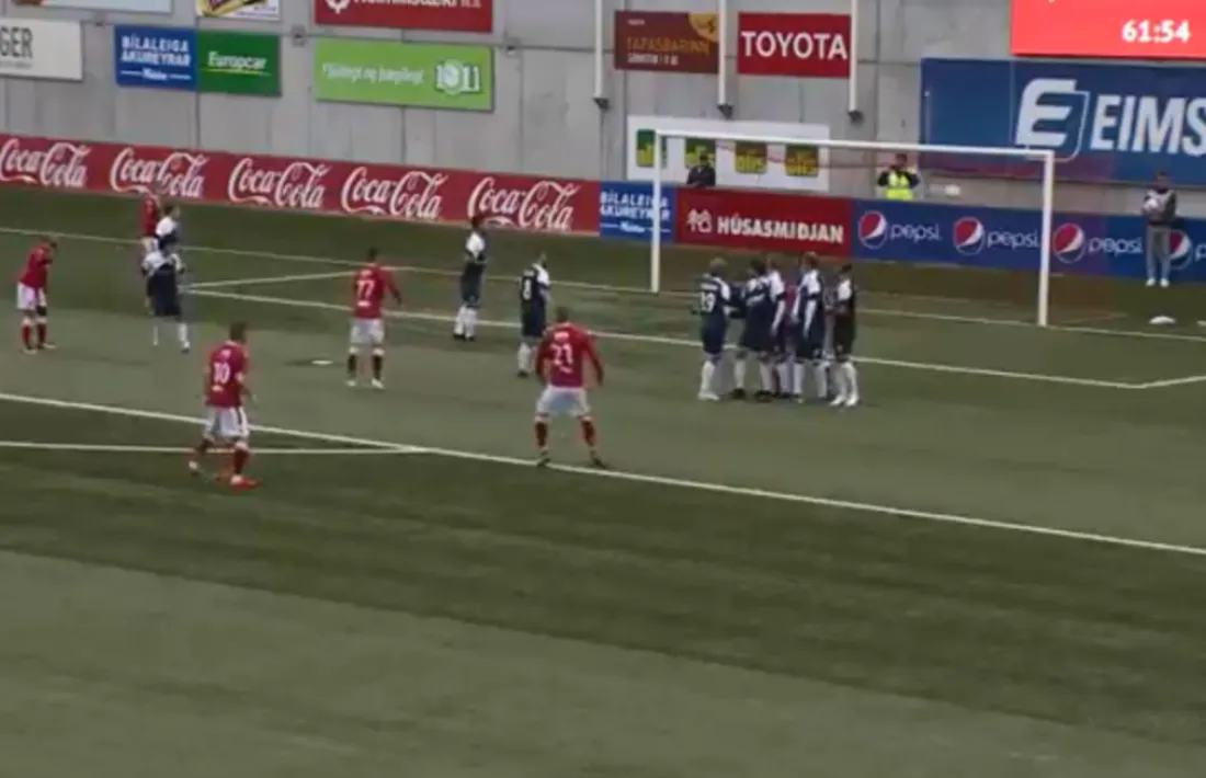 La falta llançada per Eiríksson que va suposar el segon gol islandès.