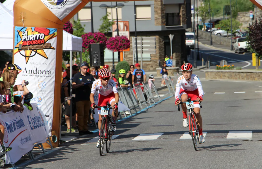 Els dos líders de la categoria llarga al pas per la línia de meta en una de les voltes que havien de fer al circuit.