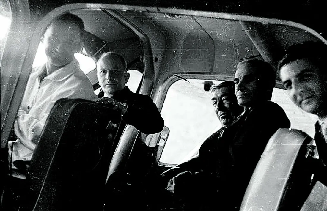 Adonis Moulène, amb granota clara i somrient, a la cabina de la Broussard amb el veguer Michel (al costat), i el conseller Julià Reig (a la dreta): tots en van sortir il·lesos, excepte el pilot francès.