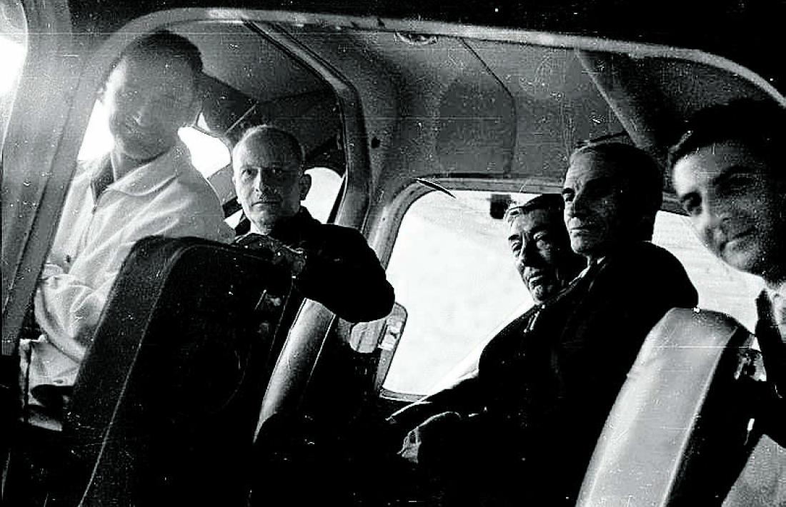 Adonis Moulène, amb granota clara i somrient, a la cabina de la Broussard amb el veguer Michel (al costat), i el conseller Julià Reig (a la dreta): tots en van sortir il·lesos, excepte el pilot francès.