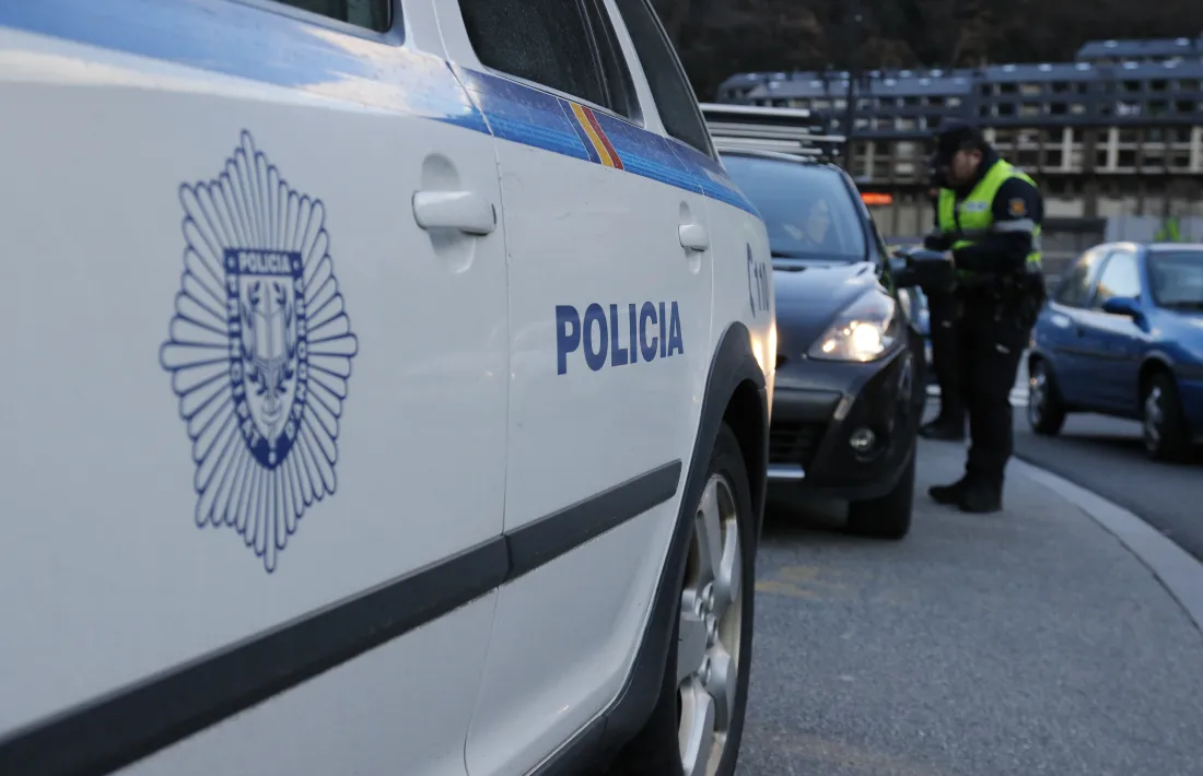 Agents de policia realitzant un control preventiu d’alcoholèmia.