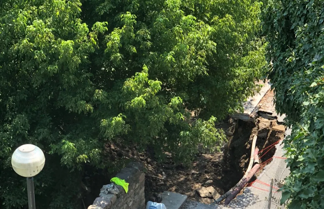 Les obres volen reforçar el paviment i els murs que delimiten aquest camí.