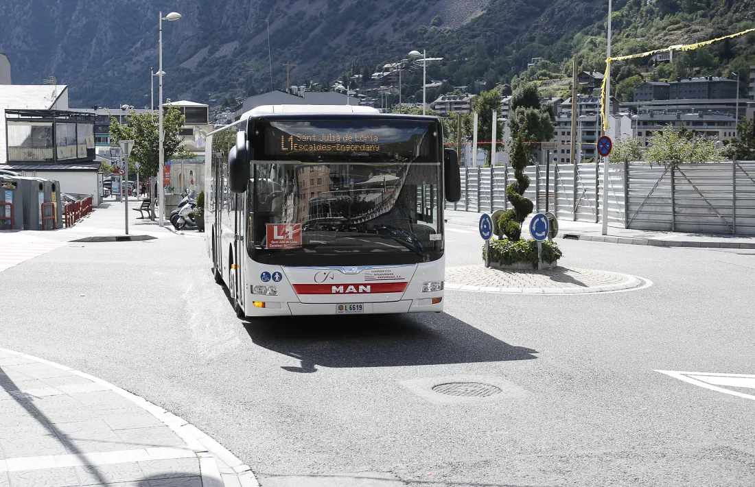 Un autobús que ofereix el servei de transport regular nacional.