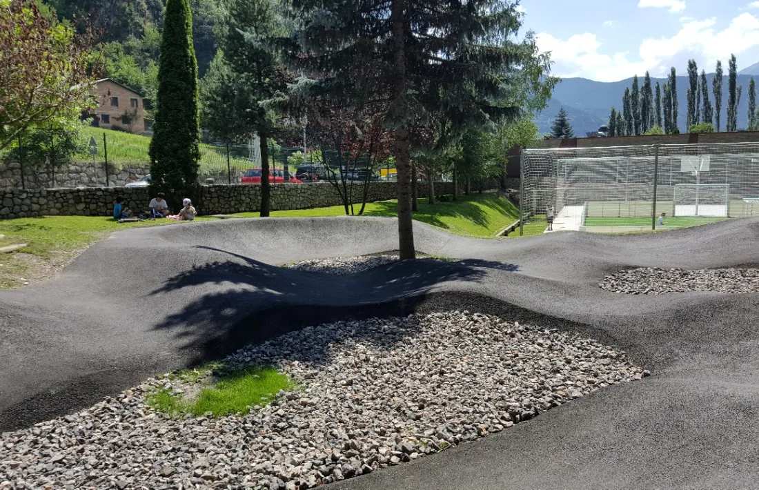 La zona de ‘pump track’ i, de fons, el camp de futbol i la pista de bàsquet.