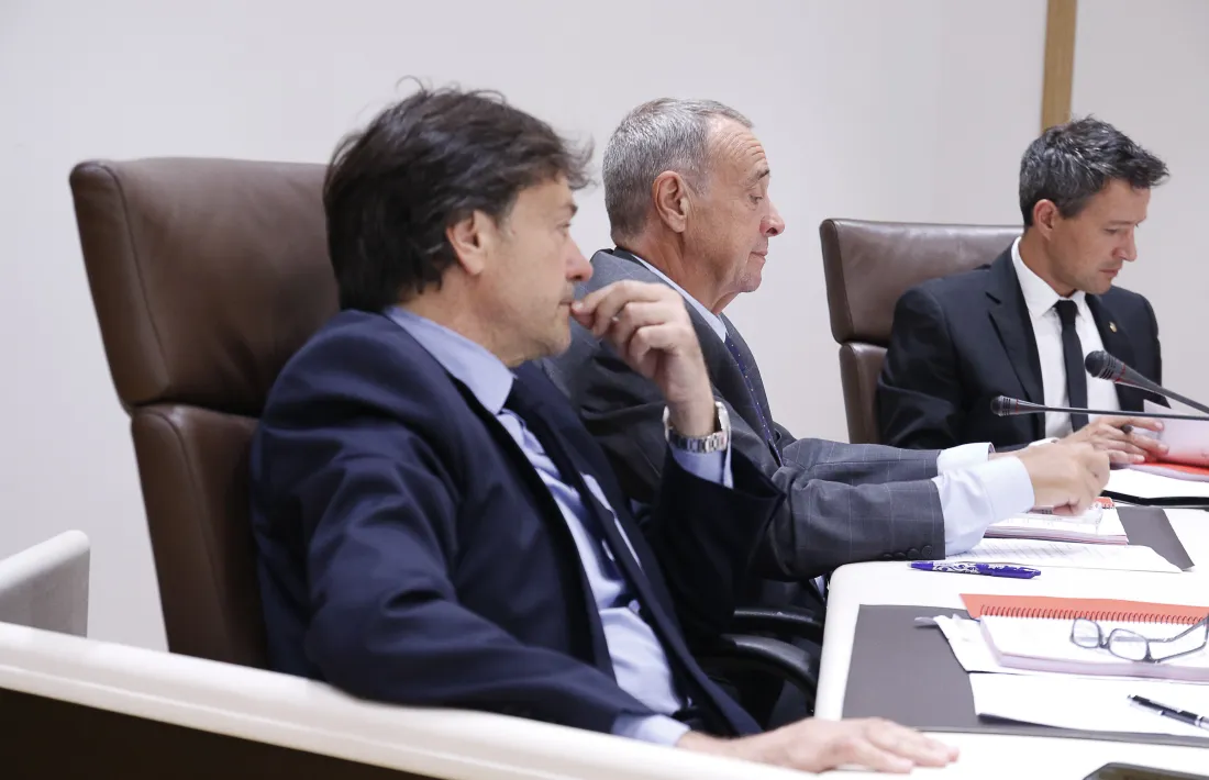 Els consellers de CdI+L’A, Víctor Pintos i Jordi Minguillón en una sessió de Comú.