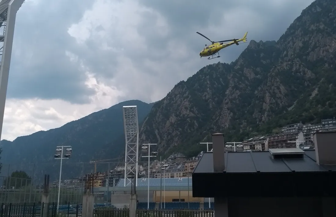 L’helicòpter va traslladar els rescatats de la muntanya a l’Estadi Nacional. 