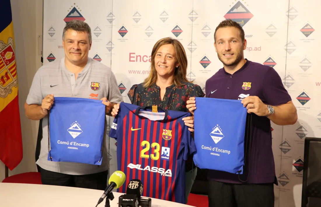 El tècnic, Xavi Pascual, i el capità del Barça Lassa, Víctor Tomàs, van intercanviar regals amb la cònsol menor d’Encamp, Esther París.