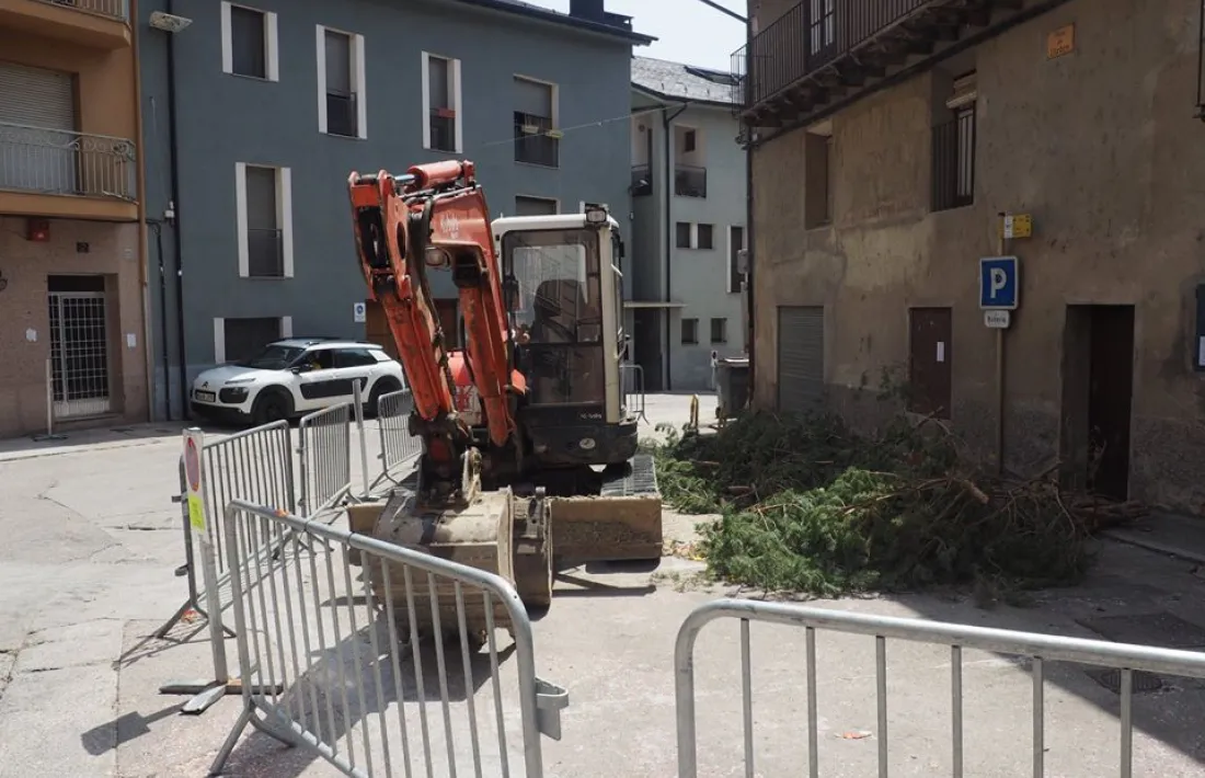 Inici de les obres a la plaça de l’Arbre de Castellciutat, ahir al matí.