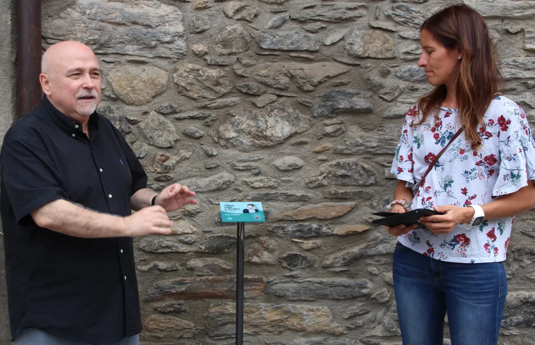 Peruga i Fenés presenten una de les plaques amb codi QR que es troben en la ruta literària.