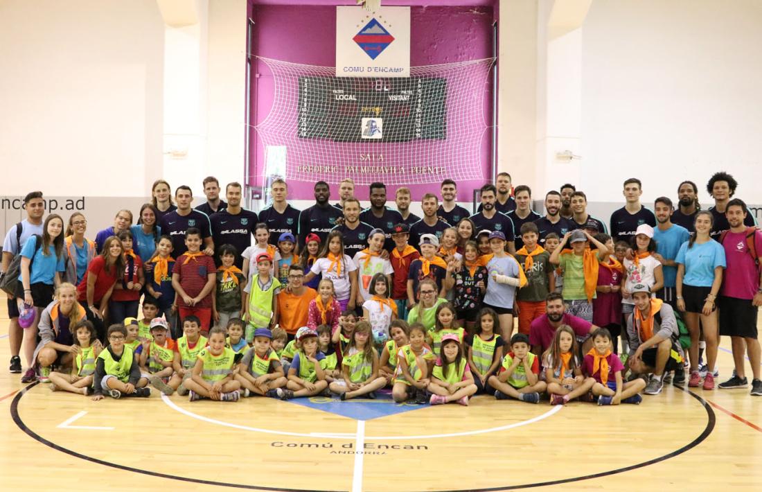 Els infants d'Encamp amb els jugadors del FC Barcelona Lassa.