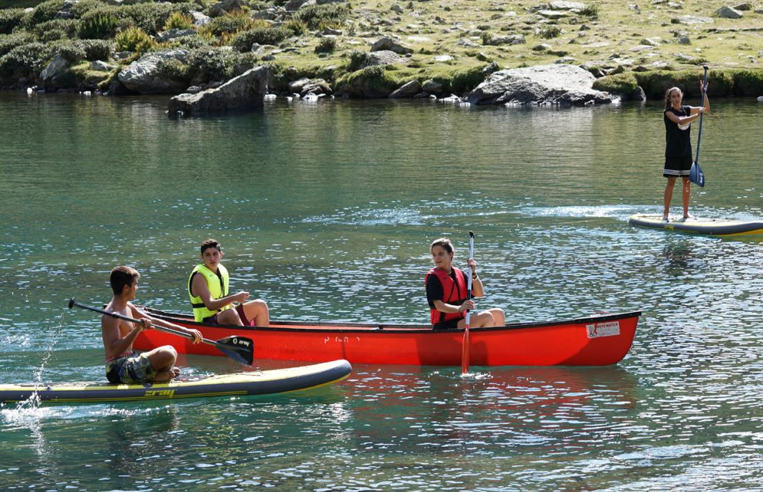 Caiacs, canoes i 'paddle sup', a l’estany natural de Més Amunt, a Tristaina.