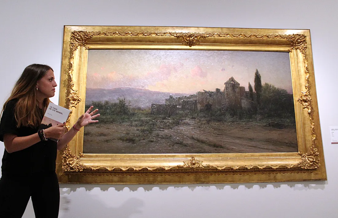 L’escriptora Mireia Moya va assenyalar alguns dels detalls de l’obra que formen part del relat ‘La casa dels Bendel’.