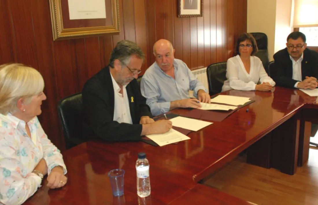 Moment de la signatura del conveni entre el síndic d’Aran i l’AALO.