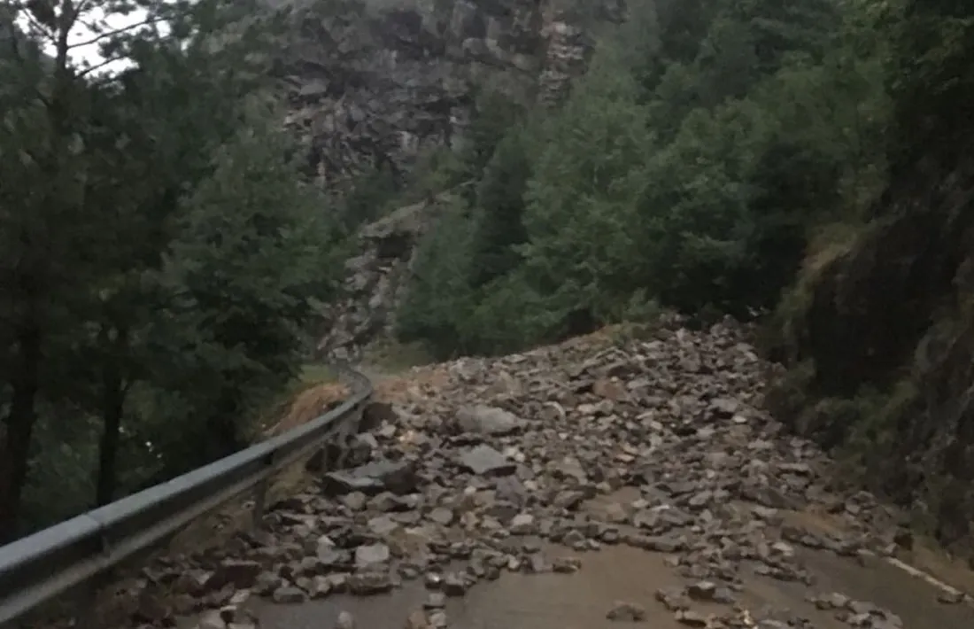 Carretera CG6 d'accés a Os de Civís tallada a causa d'una esllavissada.