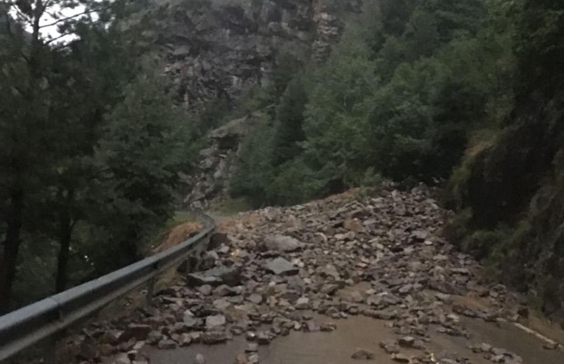Carretera CG6 d'accés a Os de Civís tallada a causa d'una esllavissada.