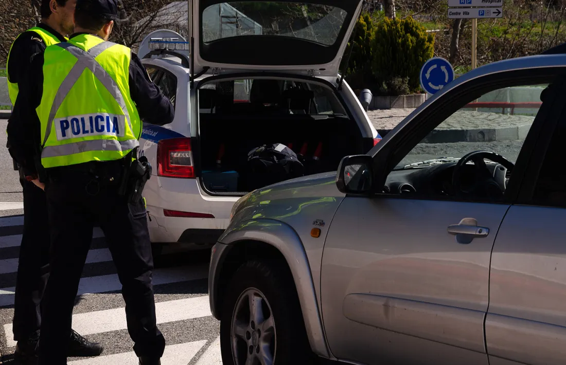 ANA/ Dos agents de la policia efectuant un control 