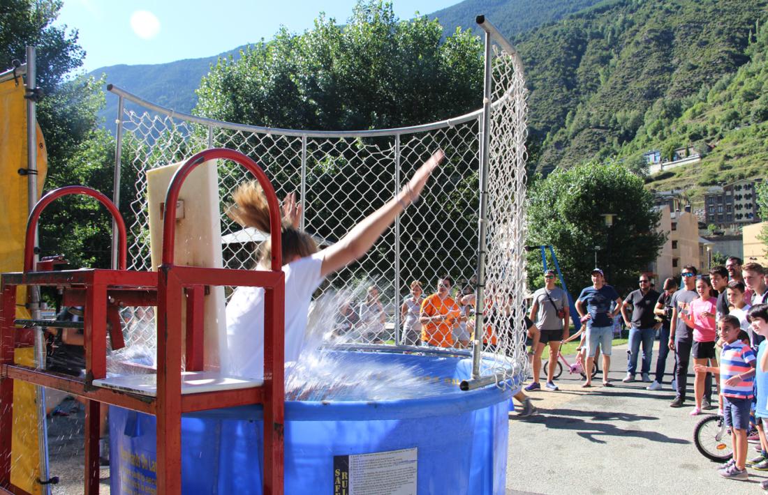 Una de les participants cau a la piscina en una de les proves del Ral·li Sopresa.