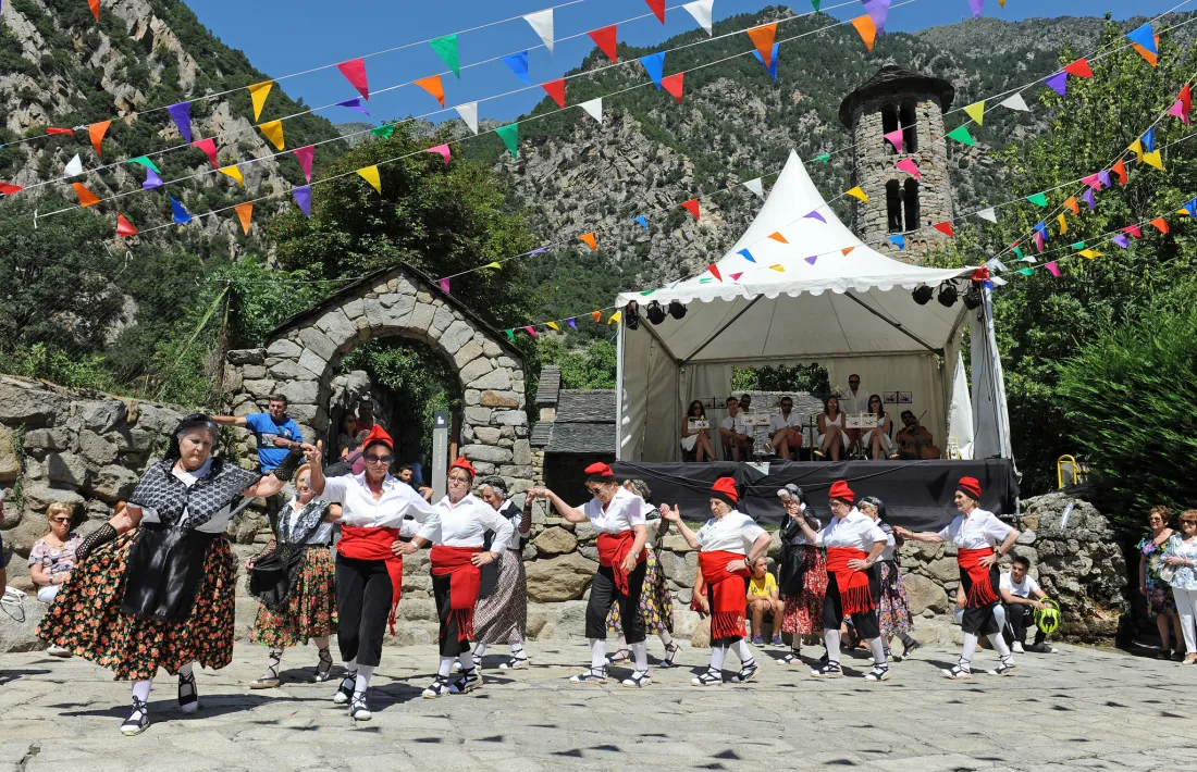 El tradicional ball del contrapàs a Santa Coloma.